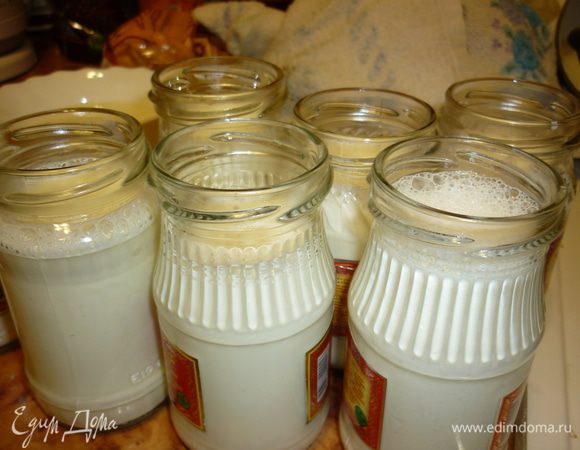 А теперь всю эту молочно-йогуртную дискотеку разводим по НУМЕРАМ, т.е. разливаем в порционные емкости. Это могут быть баночки от детского питания, стаканчики, или просто большая банка для одного себя любимого.