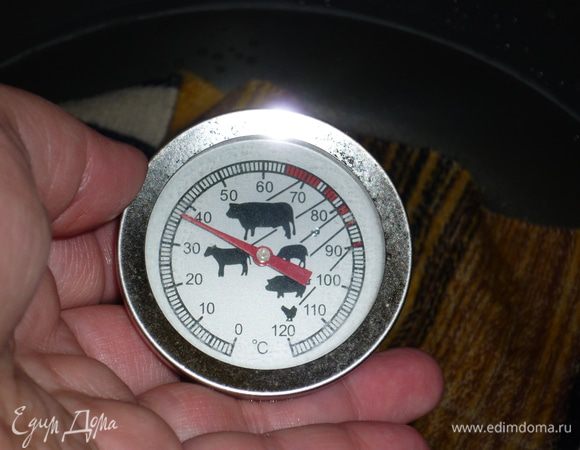 На дно чаши мультиварки заботливо укладываем салфеточку, чтоб не поцарапать это кухонное чудо. Потом наливаем водички той же примерно температуры, что и молоко, т.е. от 36 до 40 градусов. Можно использовать термометр, а можно и простым дедовским, а точнее, маминым способом, проверяя температуру еды для младенца на запястье. Водички я налила около полулитра. Теперь расставляем баночки, прикрываем крышечками, но не закрываем. Это чтоб конденсат в молочные реки не накапал. Можно просто прикрыть пищевой пленкой.