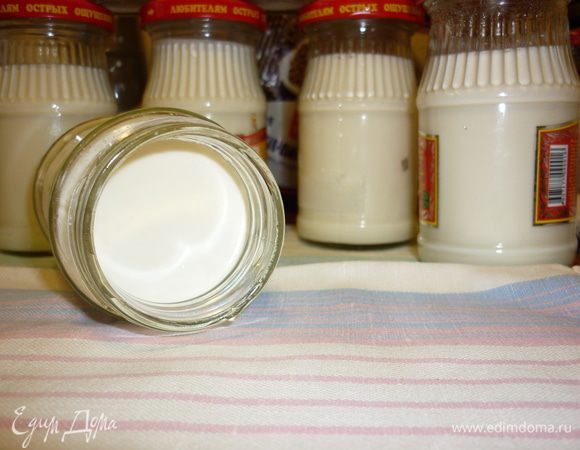 а теперь накрываем наш ВОЛШЕБНЫЙ ГОРШОК (именно так переводится мультиварка) и включаем режим ПОДОГРЕВ минут на 10. вообще, мультиварка будет выполнять тут функцию термоса. прогретые баночки должны провести в ее чреве от 3 часов до того, как мы вспомним про них утром (мой случай). трех часов достаточно. но и с 7 вечера до 8 утра у меня с ними ничего не случилось. баночки достаем, крышки закручиваем и в холодильник. или сразу ложечку берем и вот он, полезнейший завтрак. такие баночки с радостью проведут в холодильнике 2-3 дня, а потом...станут МЕРТВОЙ ВОДОЙ. на оладьи пойдут, а вот пользы от йогурта.....
все добавки (ягоды, сироп. мед, варенье, мюсли, хлопья, пастилу, мармелад и все, на что хватит фантазии, лучше класть перед употреблением. так интереснее.
а когда уже все употребили, не забудьте оставить 1 баночку на новую закваску ТАКОГО ВКУСНОГО. удачи