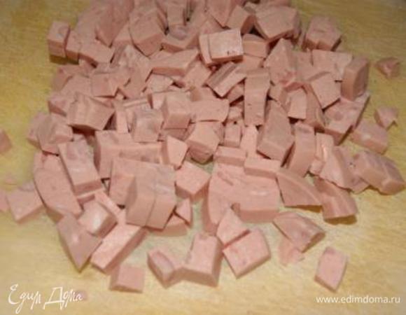 Ветчину нарезать кубиками.