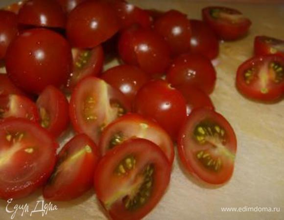 Помидорки разрезать пополам.