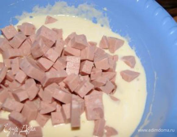 Приготовить тесто: яйца взбить с солью вилкой, добавить сметану, ветчину, все тщательно перемешать.