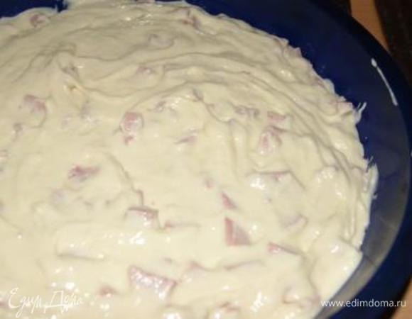 Добавить муку, замесить не очень густое тесто. Тесто выложить в форму для запекания.