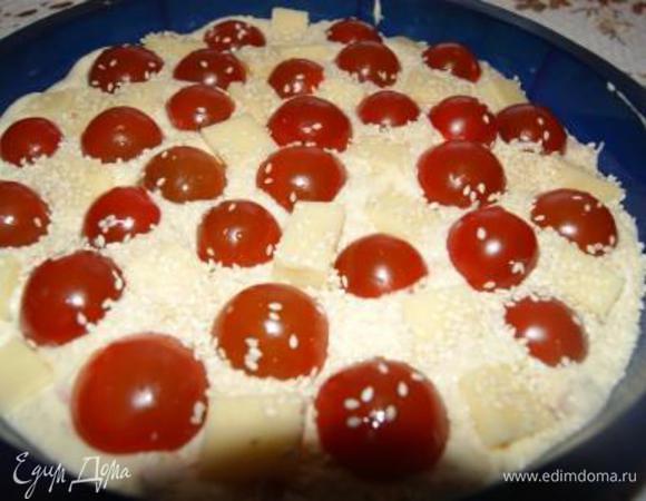 Разложить помидоры, сыр, посыпать кунжутом.