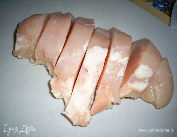 Филе нарезаем поперек на кусочки толщиной 1-1,5см. Слегка отбить. 