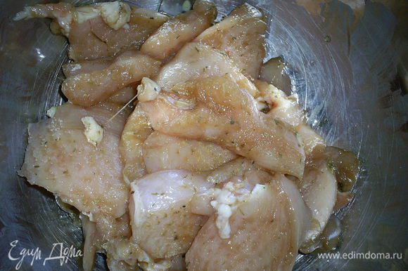 Подготовленные кусочки курицы складываем в миску, посыпаем солью, приправами, добавляем соевый соус и хорошенько перемешиваем и опока отставляем в сторону.