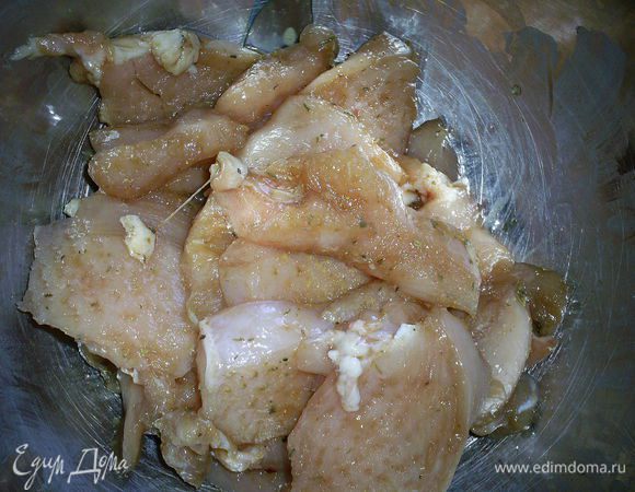 Подготовленные кусочки курицы складываем в миску, посыпаем солью, приправами, добавляем соевый соус и хорошенько перемешиваем и опока отставляем в сторону.