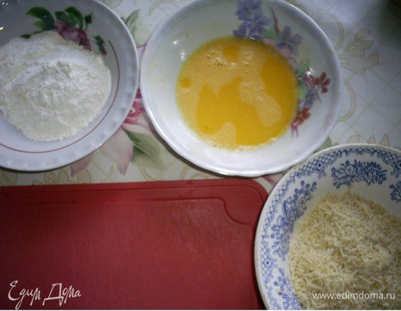Займемся подготовкой. Слегка взобьем вилкой яйца. Натрем на мелкой терке сыр и перемешаем с кунжутом. В отдельную емкость насыплем муку.