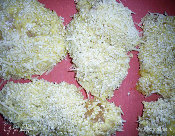 Разогреваем сковороду с растительным маслом. Тем временем берем кусочки курицы, обмакиваем их в яйца, затем в муку, снова в яйца и, напоследок, в сырно-кунжутную смесь.