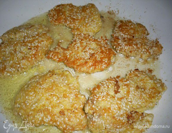 Жарим на среднем огне. Когда жарим первую сторону, накрываем сковороду крышкой, затем переворачиваем кусочки и крышкой больше не накрываем. Жарим до приятного золотистого цвета.