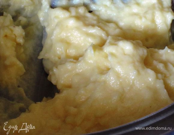 Крем:
2 ст.л. молока смешать с желтком. Муку просеять и постепенно  ввести в молочно-желтковую смесь, тщательно перемешать до однородности.