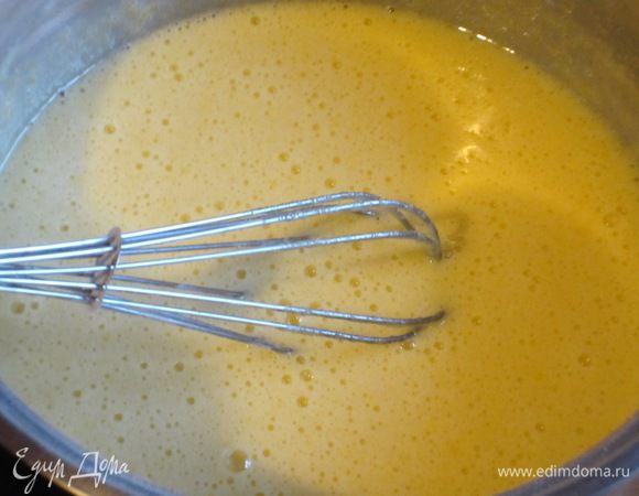 Оставшееся молоко довести до кипения. Ввести молочно-желтковую массу в горячее молоко, и варить крем на медленном огне, постоянно помешивая. Остудить.