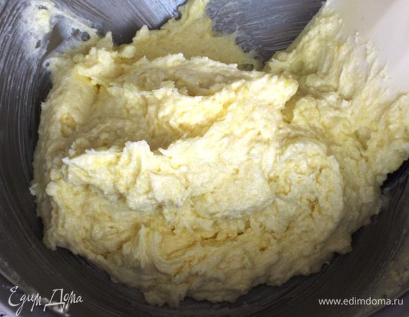 Масло взбить с сахаром.Не выключая миксер, постепенно добавить заварной крем и  взбивать до получения однородного крема.