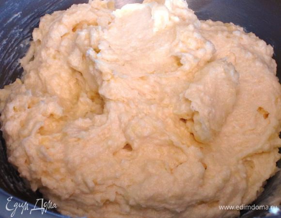 Белый шоколад измельчить ножом и добавить в крем. Тщательно перемешать.