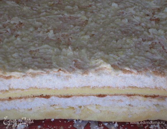 ...сверху положить кокосовую основу, пропитать сиропом и смазать кремом. Поочередно выложить коржи, пропитывая сиропом и смазывая кремом. 