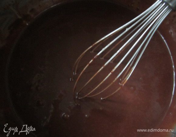 Сначала курагу нужно залить кипятком на 15 минут. Замесить тесто из указанных ингредиентов для шоколадных блинчиков. Для этого просеять муку с какао, постепенно добавить яйца с сахаром, растительное масло и молоко. Колличество молока может быть другим, чем указано. 