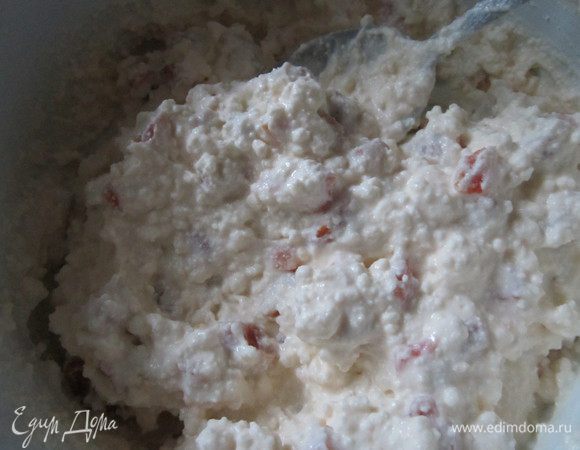 Творог, сахар и сметану взбить блендером, добавить порезанную кусочками курагу. 