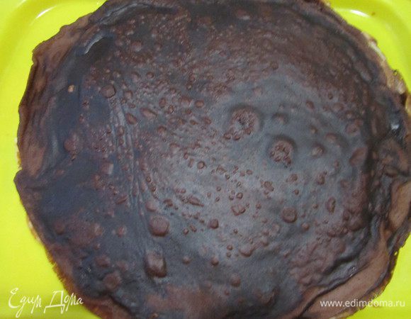 Испечь блинчики.Смазать их начинкой, свернуть трубочкой и разрезать на 2 части. Подавать со сметаной или сгущённым молоком. Приятного аппетита!