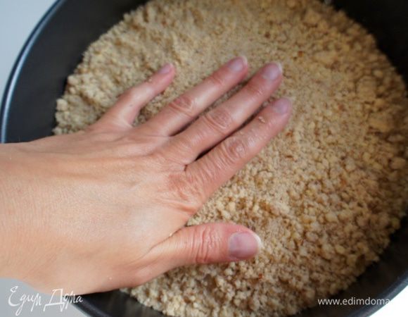 Выложить крошку в разъемную форму и слегка утрамбовать рукой.
Поставить в разогретую до 180 гр. духовку на 15-20 минут. Выпекать до золотистого цвета. После выпечки достать из духовке и дать остыть.