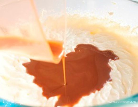 Сливочный сыр взбить с сахаром и ванилином.
Добавить шоколадный ликер. И еще раз взбить.
