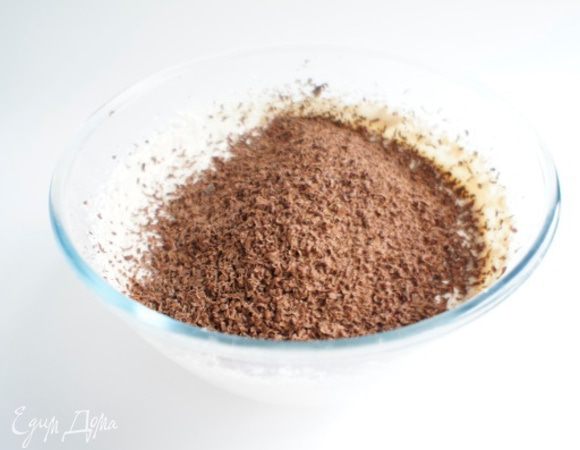 Подмешать тертый на мелкой терке шоколад.