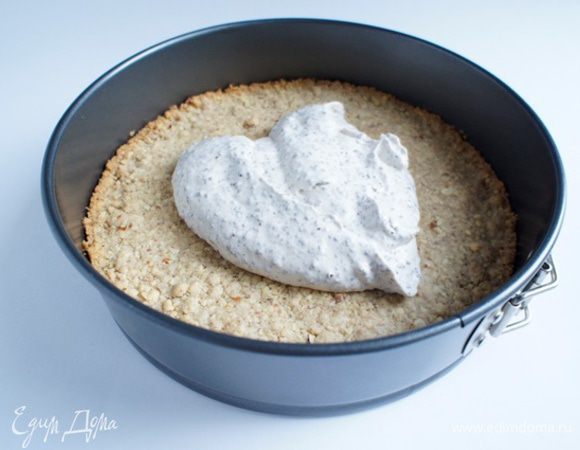 Начинку выложить на песочно-ореховую основу и убрать в холодильник на ночь.
Перед подачей посыпать какао-порошком.
Приятного аппетита!!!