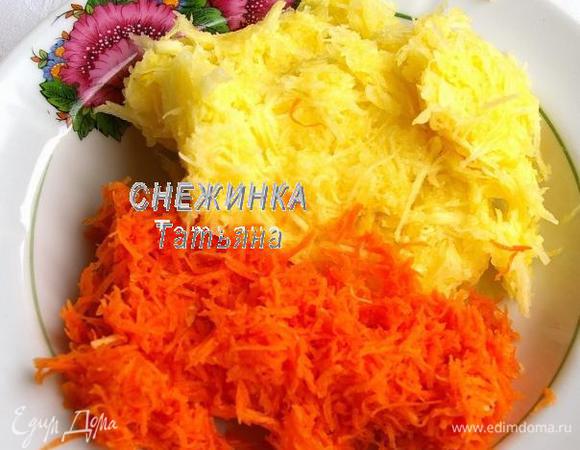 Подготовим овощи для блинчиков. Кабачок очищаем от кожицы, если твёрдая, от семян, натираем на мелкой тёрке в стружку, отмеряем ровно стакан. Морковь чистим, моем, натираем также на мелкую тёрку в стружку, отмеряем полстакана. Соединяем.