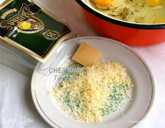 Сыр Джюгас натираем на ту же мелкую тёрку.