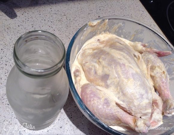 Замаринуйте курицу в смеси майонеза, измельченного чеснока и приправ для курицы. Оставьте на 6 часов. Если в готовой приправе содержится соль, то дополнительно тушку солить не надо.