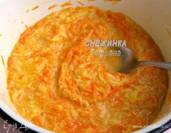 В миске соединяем яйца, соль, молотый чёрный перец, слегка взбиваем венчиком. Добавляем овощи, сыр, перемешиваем.