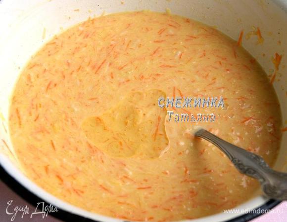 Затем добавляем муку, перемешиваем, чтобы мука разошлась. Только после этого вливаем молоко и хорошо размешиваем. Добавляем растительное масло, перемешиваем.