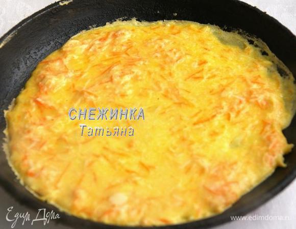 Я пеку блинчики, смазывая сковороду салом. Можно смазать кусочком картофеля или салфеткой, смоченной в растительном масле. Наливаем тесто на сковороду (у меня диаметром 19 см), как для обычных тонких блинчиков, единственное, что тесто не так растекается за счёт овощей, но тут главное хорошо распределить при помощи ложки, чтобы блинчик был тонкий.