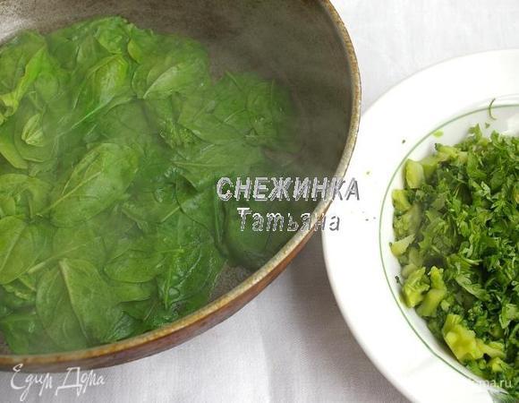 Займёмся начинками. Брокколи отвариваем в подсоленной воде 5 минут, измельчаем на кусочки. Петрушку моем, обсушиваем и измельчаем. Шпинат моем, припускаем на сковороде со сливочным маслом, затем нарезаем. Всё соединяем. Овощная начинка готова.