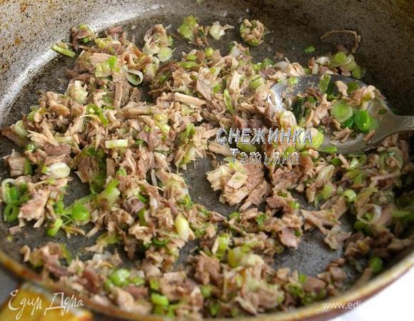 Для мясной начинки порей нарезаем колечками. Разогреваем в сковороде растительное масло, томим порей до мягкости. Отварное мясо нарезаем, добавляем к луку, держим на огне пару минут, помешивая, солим, перчим по вкусу. Мясная начинка готова.