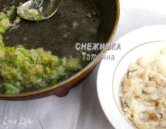 Для рыбной начинки филе отвариваем 10-15 минут в подсоленной воде с добавлением лаврового листа. Готовое филе разделяем на кусочки. Лук-порей нарезаем колечками, кабачок чистим от кожи (если твёрдая) и семян, натираем на крупной тёрке. В сковороде разогреваем растительное масло, кладём лук, обжариваем, затем добавляем кабачок, солим, перчим. Помешивая, томим до мягкости. Соединяем рыбу с овощами.