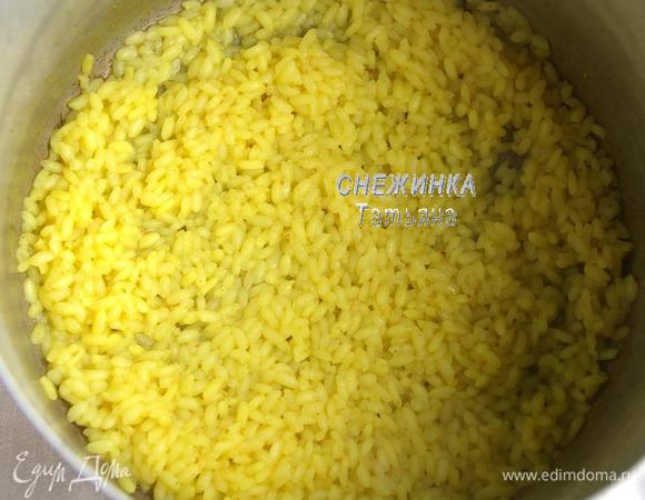 Рис отвариваем с добавлением соли и карри до готовности. 