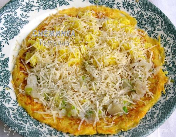 А можно и так, на одну часть блинчика положить рыбу с овощами, а на другую – рис и сверху сыр. Свернуть.