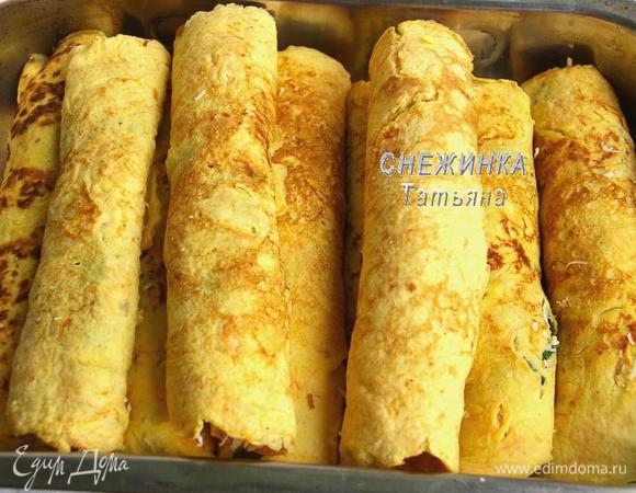 Блинчики кладём в жаропрочную форму и отправляем в разогретую до 190С духовку на 10-15 минут, чтобы сыр прихватился.