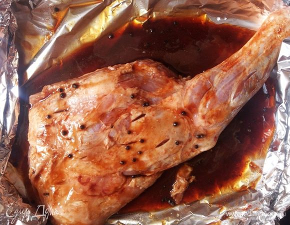 Застелить противень фольгой, выложить баранью ножку.Сделать надрезы в ножке. Положить все специи. Накрываем баранью ножку фольгой, маринуем её 3 часа.