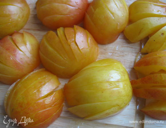 Сливу помыть. Разрезать на половинки, вынуть косточки. Разрезать на дольки, немного отступив от края.