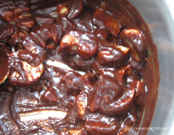 Бананы очистить, нарезать. Шоколад растопить, добавить мед, сливки, банан. Немного остудить, добавить ликер. Взбить блендером.

