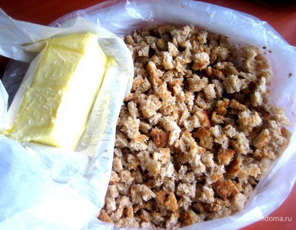 Хлеб раскрошенный и мягкое масло смешиваем...