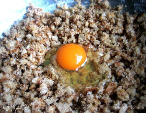 Добавим к хлебному мякишу яйцо и ароматные приправы,какие хочется))) Подробный рецепт от Ани вот здесь... http://www.edimdoma.ru/retsepty/53922-hlebnye-korzinki-s-rybnym-ruletom