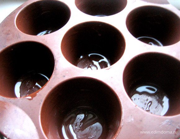 Смазываем силиконовую форму растит. маслом.