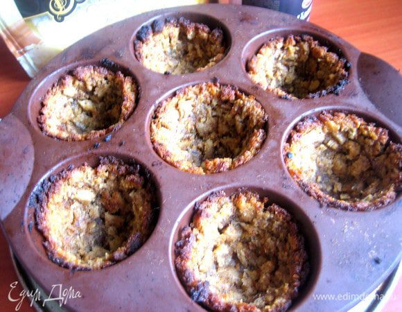 Разминаем хлеб по краям каждой ячейки и выпекаем минут 15 при 200*.Кто любит мягкие корзиночки,вынимайте раньше,а кто хочет получить хрустящие,как мы,то подольше.