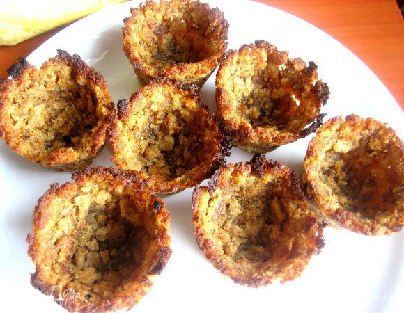 Аккуратно проводим ножом по краю и вынимаем корзиночки,когда чуть остынут,чтобы не помять.