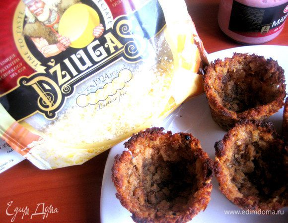 Для основы можно взять сыр и масло или сыр и творог.