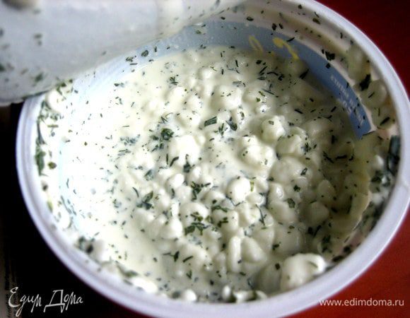 У нас продают подсоленный творог с зеленью и сливками в разных вариациях,поэтому я взяла готовый...,но можно взять творог из пачки+зелень,соль,сливки или майонез немного.