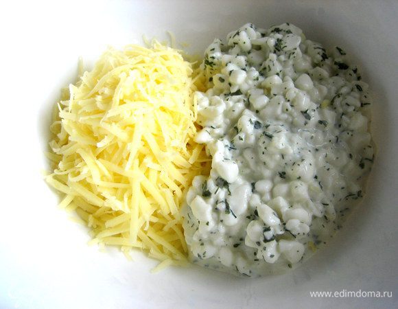 Смешиваем с уже мелко натёртым сыром Джюгас.