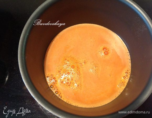 Морковный сок налить в сотейник, поставить на плиту и довести до кипения на среднем огне.